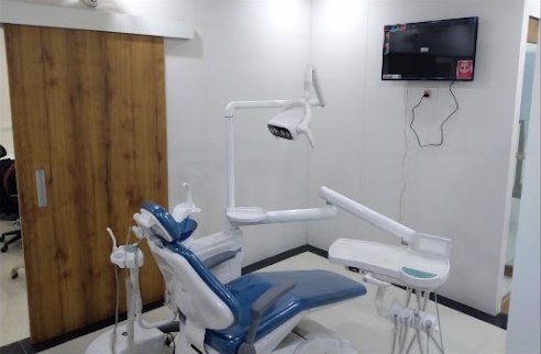 Second treatment room at Chaturvedi Dental Clinic with dental chair and wall-mounted monitor